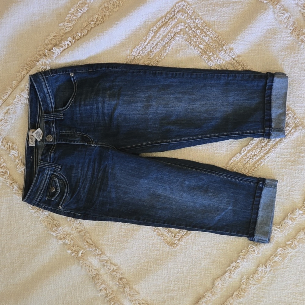 Earl Jean Capris